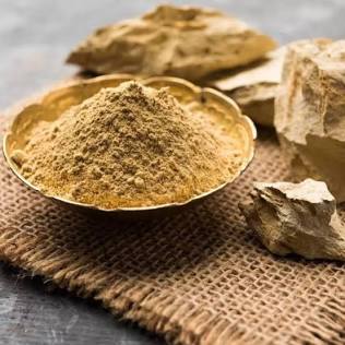 Multani mitti fuller's earth clay powder in terracotta bowl — herbal beauty products Rajasthan